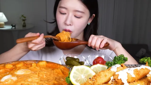Trào lưu "mukbang" dưới góc nhìn khoa học: Có lợi hay gây hại cho sức khỏe?