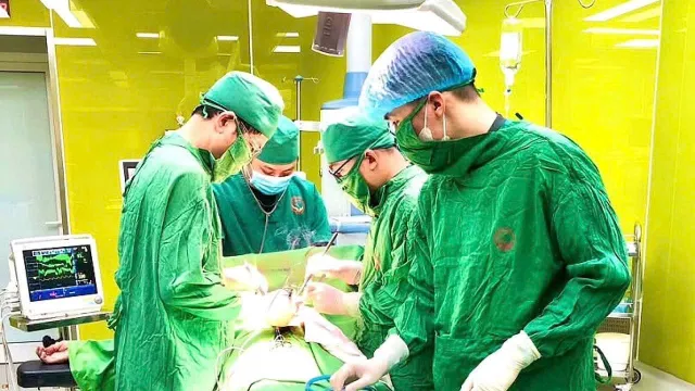 Không cần mở bụng, bệnh nhân thủng dạ dày được cứu sống nhờ mổ nội soi