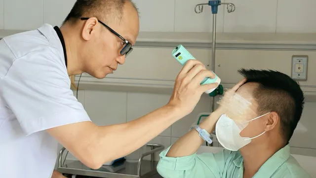 Tiêm filler tại "spa người quen", nam bệnh nhân suýt mù mắt trái