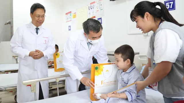 Lan tỏa yêu thương: Lãnh đạo Bộ Y tế thăm bệnh nhi ung thư nhân 1/6