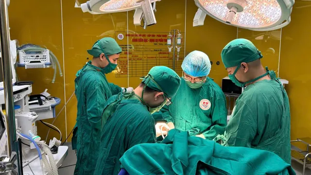 Ca mổ não trong trạng thái tỉnh cứu sống cụ ông thoát liệt