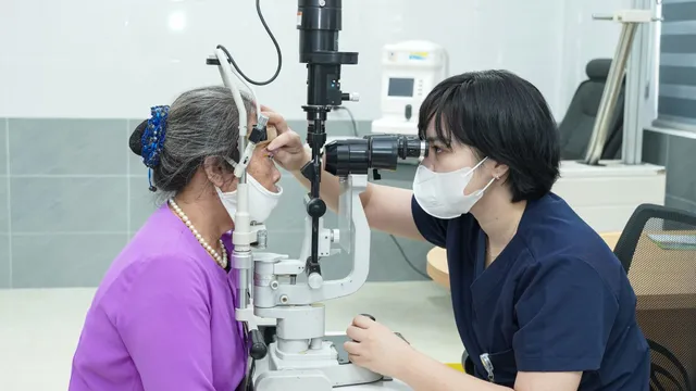 Cảnh giác với tổn thương mắt ở người cao tuổi khi làm vườn