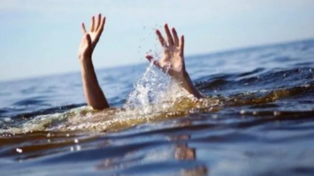 Bé trai suýt mất mạng vì ngã xuống ao cá sau nhà