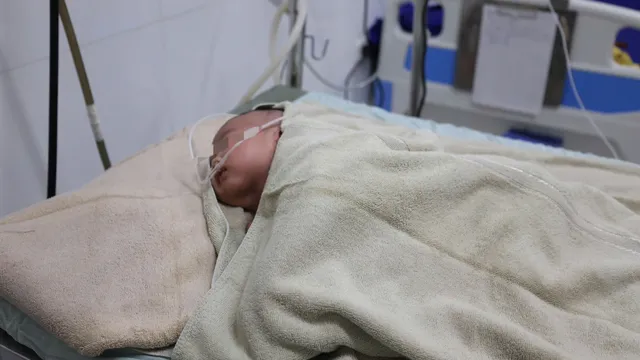 Bé sơ sinh 1 tháng tuổi hôn mê, xuất huyết não do đái tháo đường