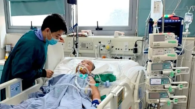 Bé trai 12 tuổi ngừng tim, xuất huyết não do vỡ dị dạng mạch tủy cổ