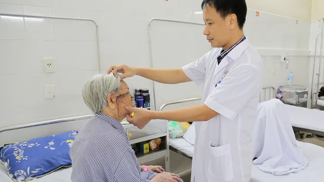 Cụ bà 96 tuổi vượt ca mổ ung thư da hiếm, sát mí mắt