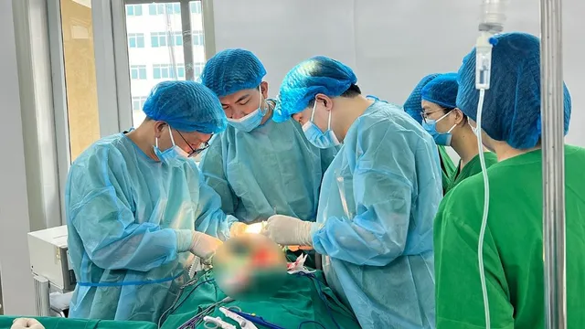 Cứu sống bệnh nhân suy tim với khối u tuyến giáp hiếm gặp chèn ép khí quản