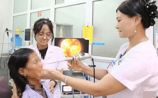 Nghẹt mũi kéo dài, nữ bệnh nhân phát hiện ổ dòi sinh sống trong mũi