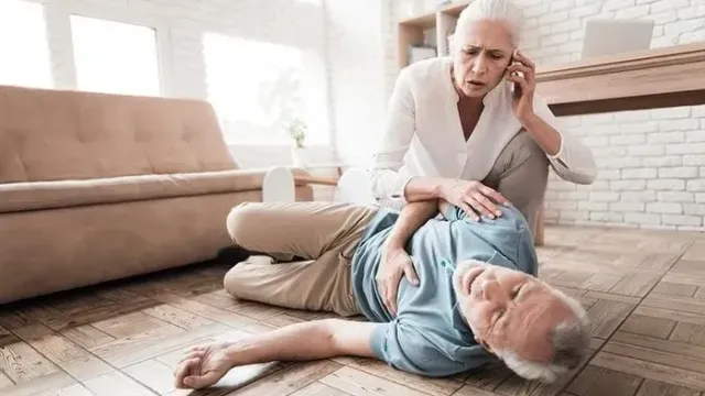 Sơ cứu đột quỵ tại nhà: Cần phản ứng nhanh và chính xác