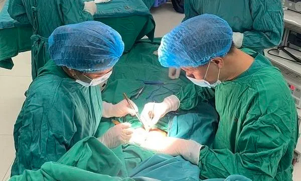 Trẻ bị thủng ruột do nuốt nam châm