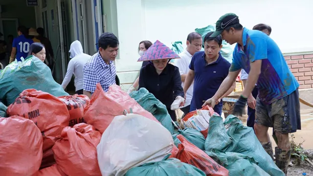 Kịp thời hỗ trợ cơ sở y tế vùng "rốn lũ" miền Tây Nghệ An