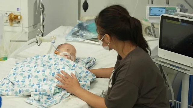 Bé trai suy hô hấp vì uống tinh dầu đuổi muỗi