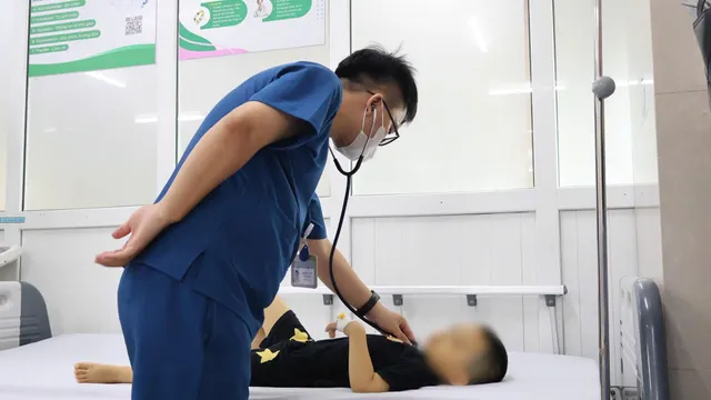 Trẻ ngộ độc sau khi uống lá lộc mại chữa táo bón