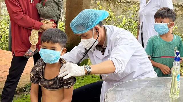 Ho gà tăng nhanh, nhiều trẻ nhập viện do phụ huynh chủ quan
