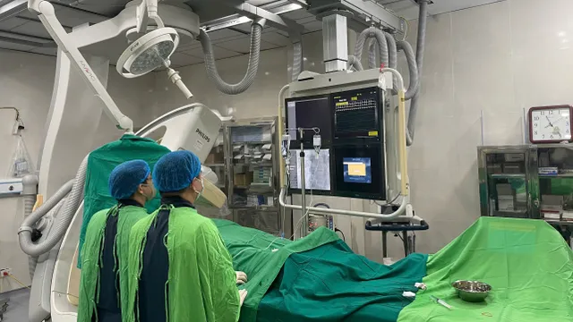 Người đàn ông ngất ven đường sau khi chơi thể thao, 5 lần ngừng tim được cứu sống