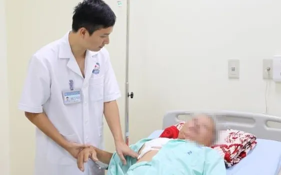 Đi khám vì đau tức ngực, cụ ông phát hiện mắc ung thư vú