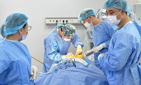 Thoát khỏi biến chứng nặng nề, bệnh nhi giãn não thất hồi phục tốt sau mổ