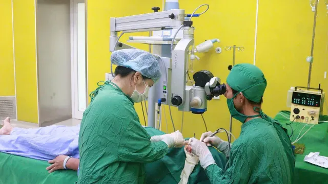 Cứu thành công mắt trái bệnh nhân chấn thương phức tạp do tai nạn lao động