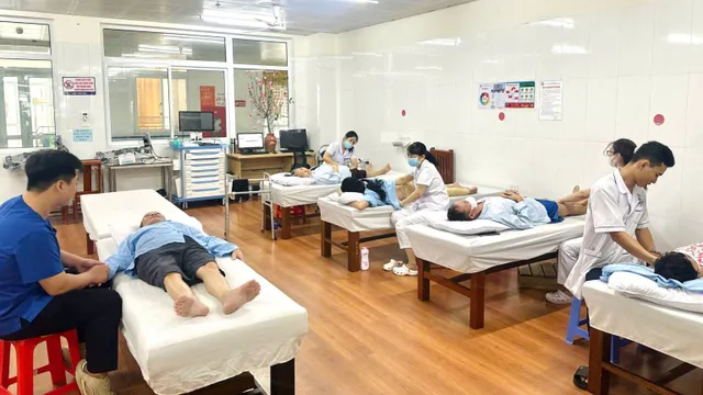 Tê bì chân tay ở người cao tuổi: Cảnh báo bệnh lý tiềm ẩn