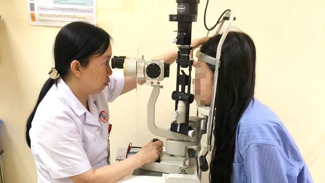 Đeo kính áp tròng, nữ bệnh nhân 20 tuổi bị loét giác mạc nguy hiểm