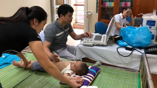 Khám sàng lọc tim bẩm sinh và dị tật cho trẻ em tại Lào Cai