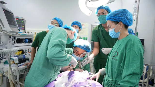 Mổ cấp cứu khối u hiếm gặp gây suy hô hấp ở trẻ 47 ngày tuổi