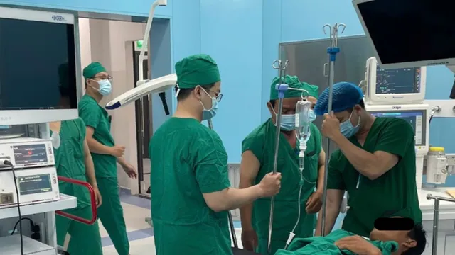 Lần đầu tiên, bệnh nhân ở Côn Đảo được phẫu thuật nội soi ngay tại địa phương