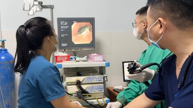 Bé trai 5 tuổi suýt ngạt thở vì nuốt móc khóa cặp sách