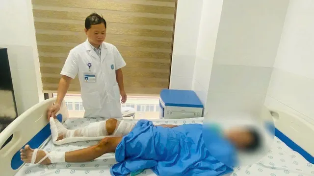 Phẫu thuật cứu chân nam sinh 15 tuổi gần như đứt rời sau tai nạn