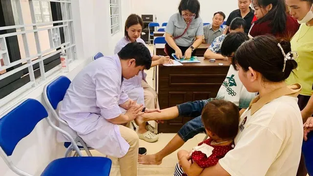 Gần 1.000 trẻ em được khám sàng lọc khuyết tật tại Lào Cai