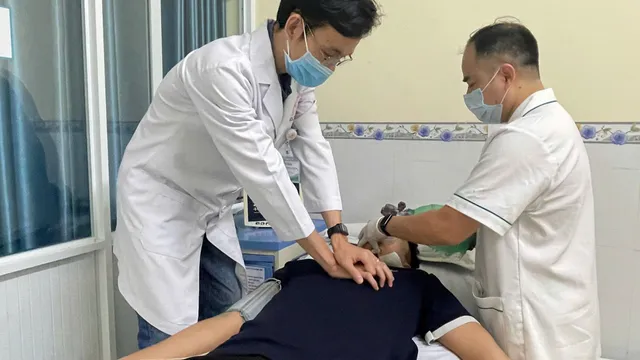 Kịp thời cứu sống nam công nhân ngưng tim do điện giật