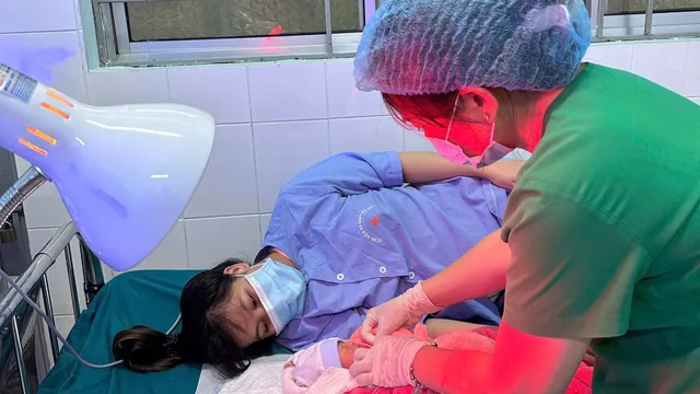 Kịp thời xử trí ca sản phụ sinh non ngay trên xe ô tô