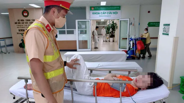 Cảnh sát giao thông mở đường đưa nam sinh bị đột quỵ đến viện kịp thời