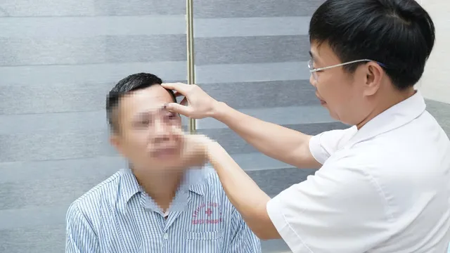 Nhập viện vì chấn thương mắt khi chơi cầu lông