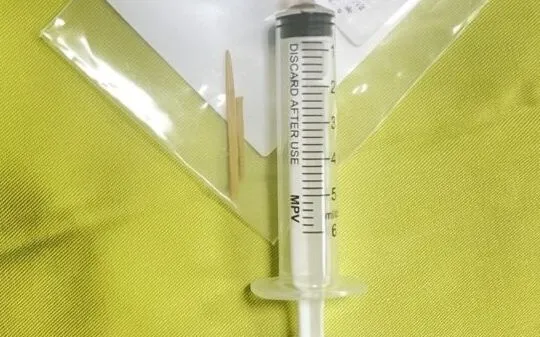 Lấy chiếc tăm dài 7cm cắm sâu dạ dày cụ ông