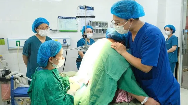 Phẫu thuật an toàn cho sản phụ 115kg mang thai IVF, tiền sản giật nặng