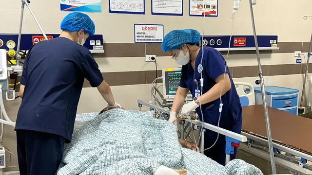 Cấp cứu học sinh 15 tuổi bị tai nạn giao thông do không đội mũ bảo hiểm