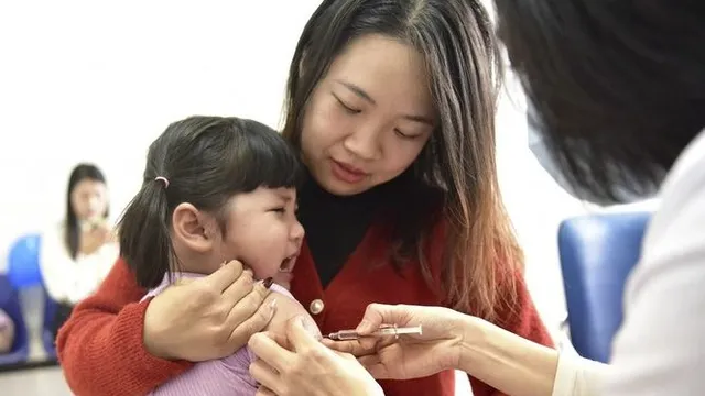 Hà Nội kiểm tra tiền sử và tiêm bù vaccine cho trẻ mầm non, tiểu học