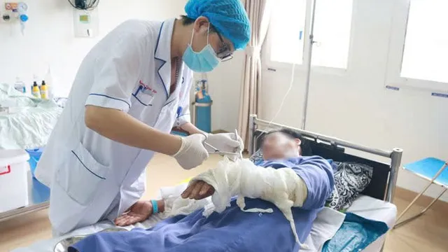 Bị bỏng nặng do đốt rác bằng... xăng