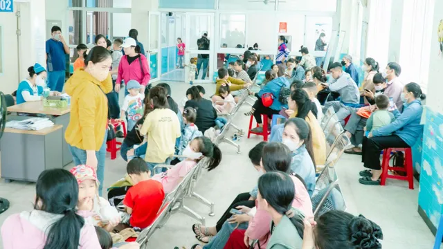 Thời tiết chuyển mùa, bệnh nhi nhập viện gia tăng