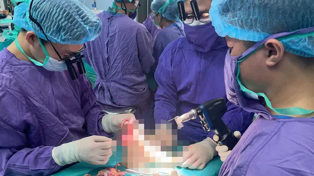 Nữ sinh 19 tuổi được "trồng" lại chân đứt rời sau tai nạn với mô tô phân khối lớn