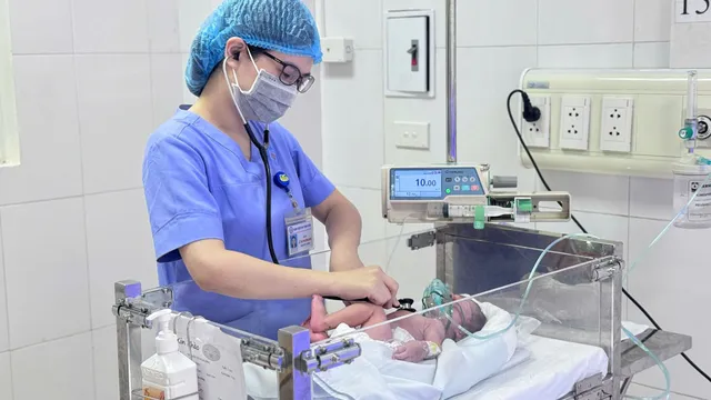 Cứu sống bé sơ sinh 3 ngày tuổi bị thủng dạ dày, xoắn trung tràng nguy cấp