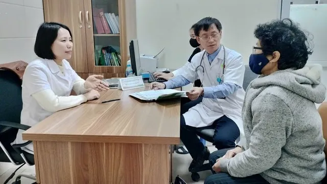 Người cao tuổi chủ động phòng tránh viêm phổi trong mùa lạnh