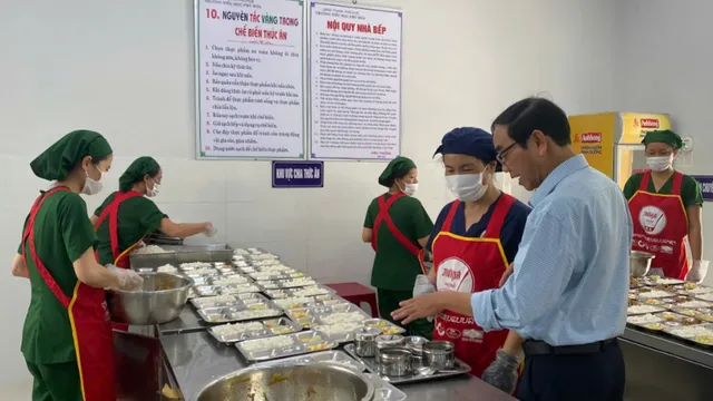 Siết chặt an toàn thực phẩm tại bếp ăn tập thể, thức ăn đường phố