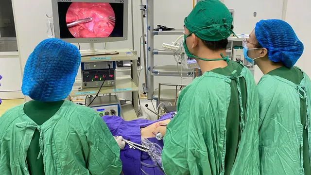 Bé trai 6 tuổi thủng hồi tràng do mảnh xương cá kích thước lớn