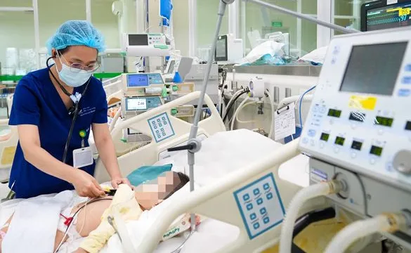 Bé trai 2 tuổi suy hô hấp nặng do uống nhầm dầu thắp đèn