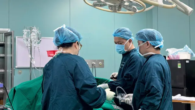 Phẫu thuật nội soi thành công ung thư dạ dày ở bệnh nhân nhiều bệnh nền phức tạp