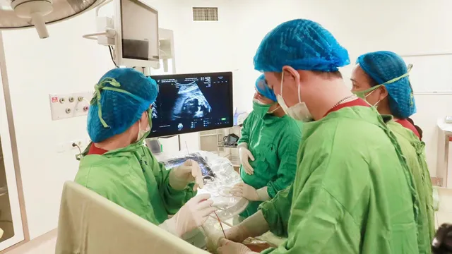 Hồi sinh thai nhi 25 tuần nhờ đặt shunt dẫn lưu dịch màng phổi