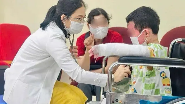 Giành lại sự sống cho bé trai bỏng 65% cơ thể