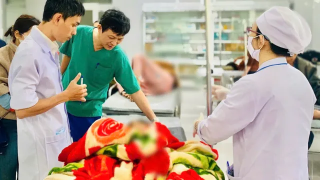 Kích hoạt báo động đỏ cứu 13 học sinh trong vụ lật xe ở Quảng Ngãi